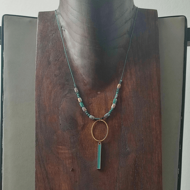 Collier ovale et verre,tige en email turquoise monté sur fil de lin, pièce unique 