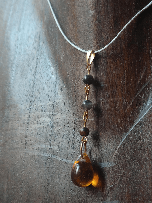 Collier goutte ambre et perles en obsidienne ( pierres naturelles) monté sur fil de lin réglable avec chaîne d'extension dorée, pièce unique 