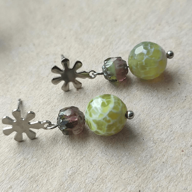 Boucles d'oreilles jade et verre,clou fleur en acier inoxydable argenté, pièce unique, sans nickel 