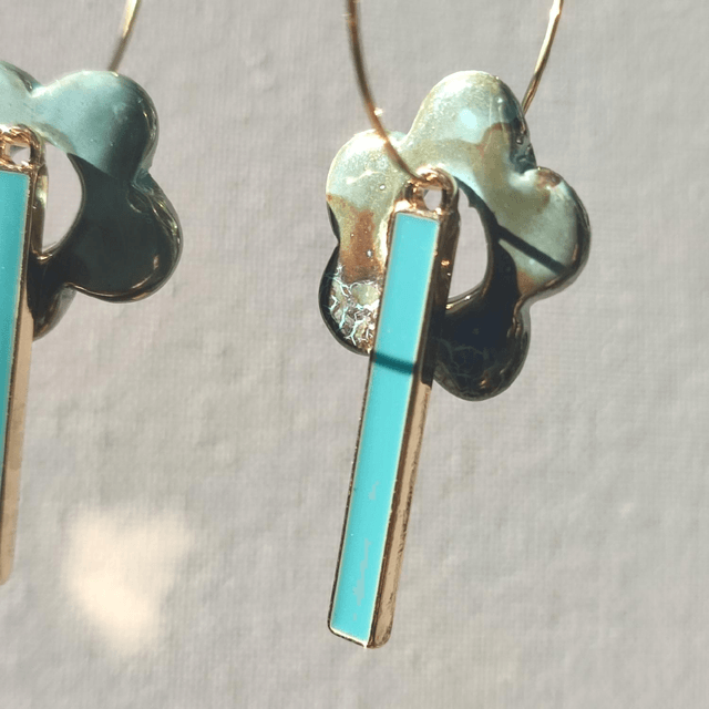 Créoles céramique fleurs turquoise et or et tige en email turquoise, acier inoxydable doré -sans nickel, pièce unique 