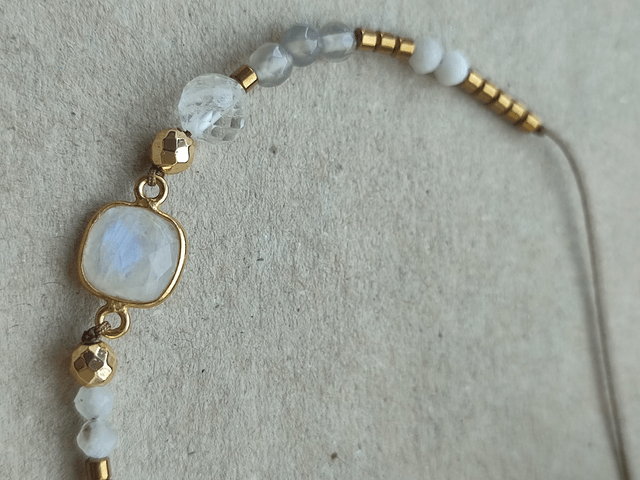 Z-Bracelet nacre et pierres de lune ( pierres naturelles) monté sur fil de jade, très résistant, pièce unique 