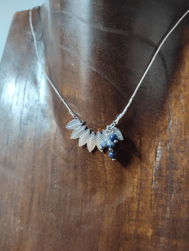 Collier feuille en argent et perles en lapis lazuli monté sur fil de lin avec chaîne d'extension, pièce unique 