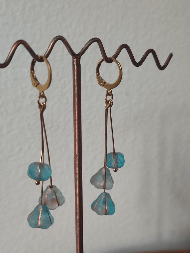 Z-Dormeuses jolies fleurs bleues en verre dégradé de bleu , acier inoxydable doré, pièce unique -sans nickel 