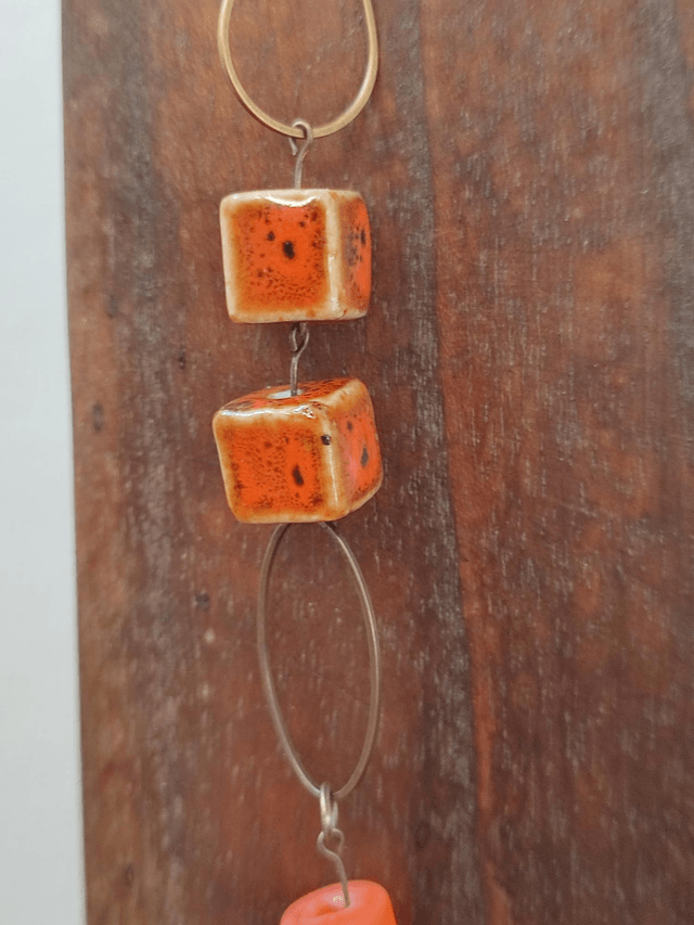 Sautoir verre, bois, céramique orange -rose, anneaux bronze réglable pièce unique 