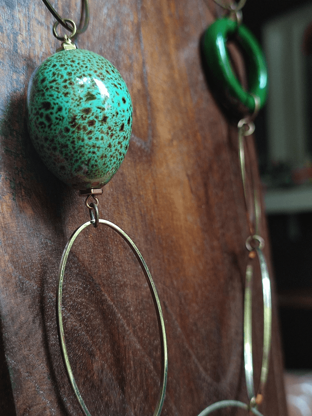 Z- Sautoir céramique et pierres naturelles kaki/turquoise, anneaux en bronze monté sur fil de lin réglable 