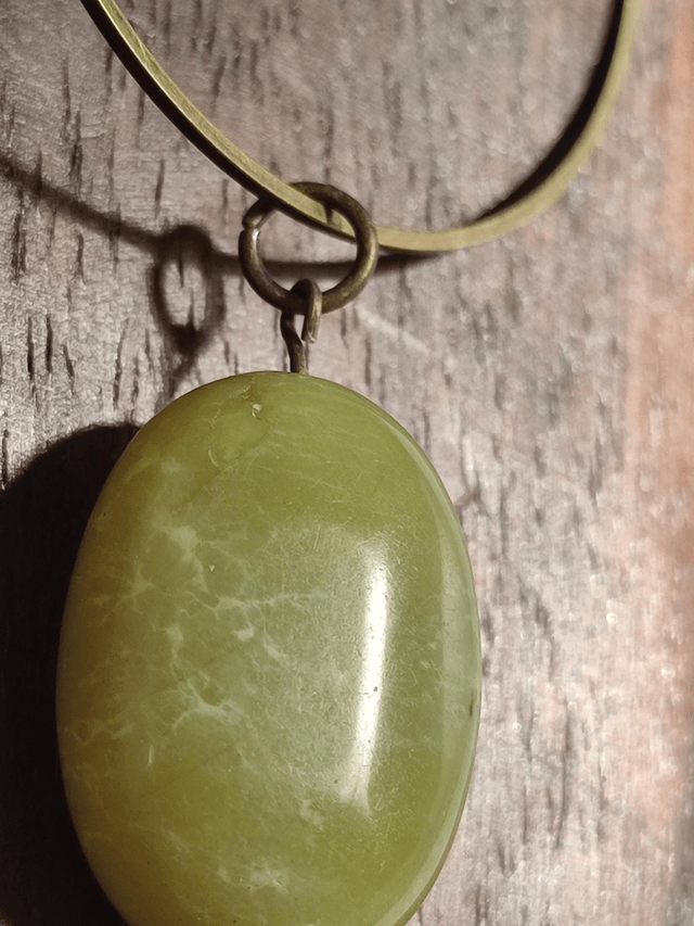 Sautoir améthyste et Jade véritable ( pierres naturelles), anneaux bronze, réglable, pièce unique 