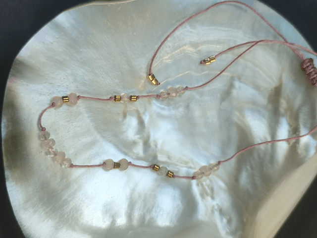 Bracelet agate rose pâle et cristal de roche ( pierres naturelles) monté sur fil de jade résistant et réglable 