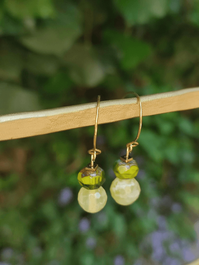 Boucles d'oreilles jade ( pierres naturelles) et verre aux reflets verts et mordorés fermoirs en acier inoxydable doré -sans nickel 