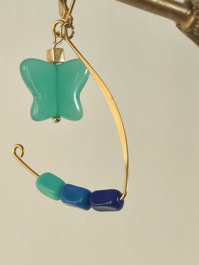 Z-Dormeuses papillon en verre turquoise et perles en verre dégradé de bleu -vert, acier inoxydable doré -sans  nickel, pièce unique 