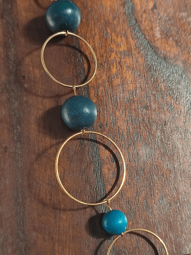 Z-Sautoir en verre et bois bleu- vert, anneaux dorés, monté sur fil de lin réglable, pièce unique 