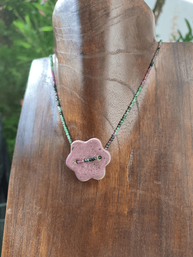 Fleur en céramique" artisanale"& pierres naturelles rubizoisite monté sur fil de lin réglable avec chaîne d'extension - pièce unique 