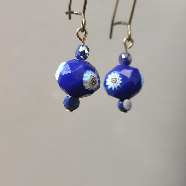Dormeuses "millefiori" en verre bleu avec petites fleurs, laiton bronze, pièce unique, sans nickel 