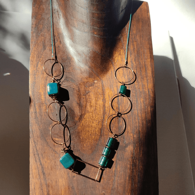 Sautoir céramique et verre" bleu paon"  acier inoxydable doré monté sur fil de lin réglable,- pièce unique 