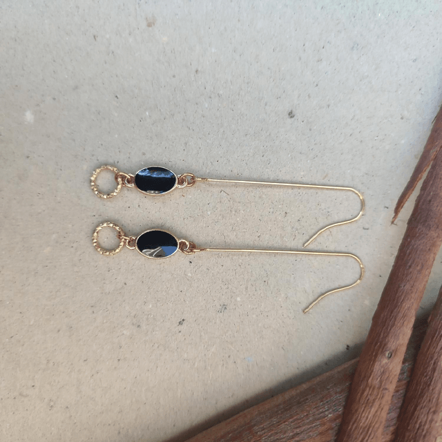 Boucles d'oreilles email noir & cercles ciselés sur tiges en acier inoxydable doré -sans nickel, pièce unique 