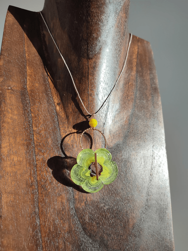 Z-Collier fleur jaune verre de Murano monté sur fil de lin réglable avec chaîne d'extension 