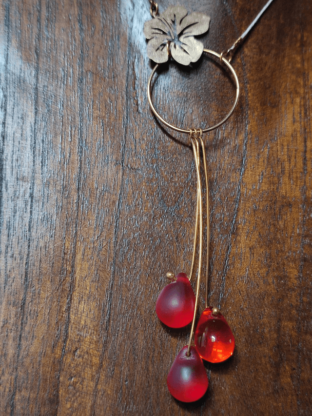 Z-Collier fleur et gouttes en verre rouge monté sur fil de lin avec chaîne d'extension en acier inoxydable doré -piece unique 