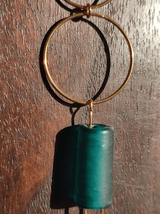 Z-Sautoir en verre et bois bleu- vert, anneaux dorés, monté sur fil de lin réglable, pièce unique 