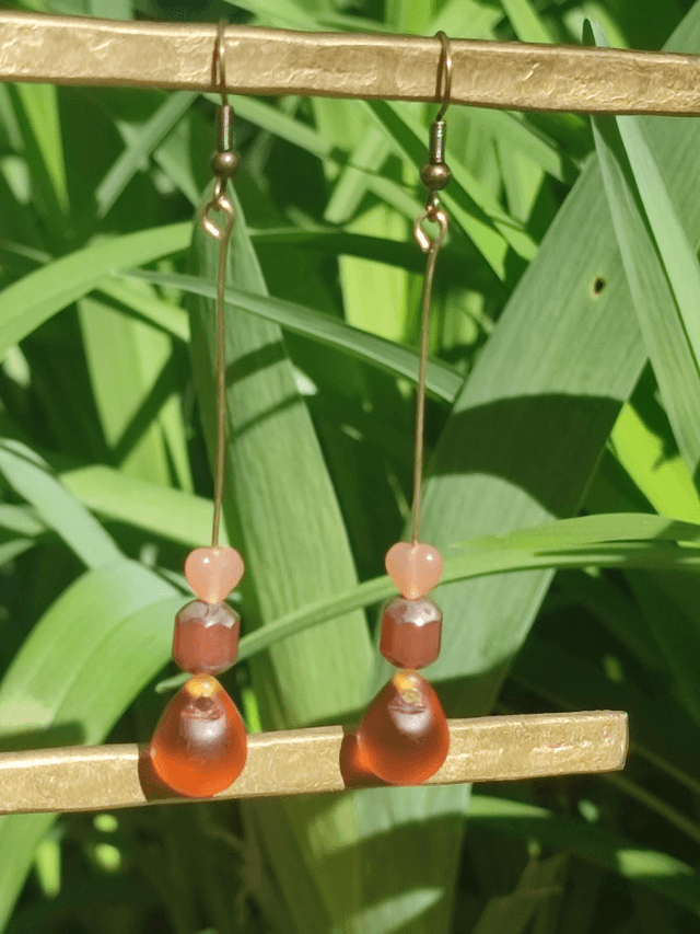 Boucles d'oreilles longues cœur, gouttes &perles en verre sur tige et fermoirs en laiton bronze -sans nickel, pièce unique 