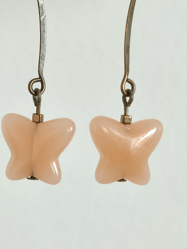 Boucles "papillon" en verre,tons de pêche,bordeaux, laiton bronze -sans nickel pièce, unique 