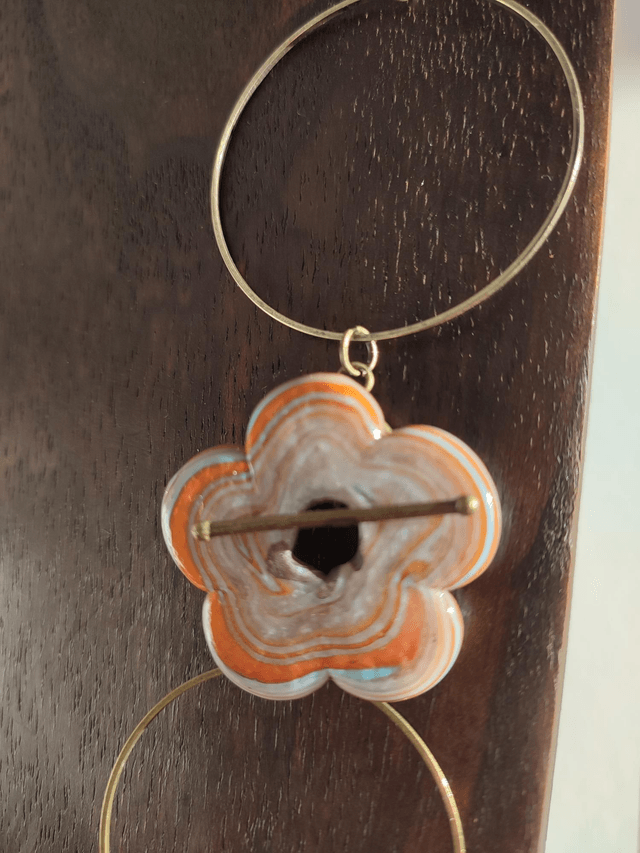 Sautoir fleur en verre de Murano, perles en agate et céramique orange, anneaux bronze réglable, pièce unique 