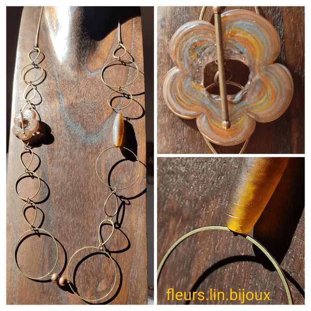 Z- Sautoir fleur en verre de Murano et verre mat anneaux laiton bronze monté sur fil de lin réglable 