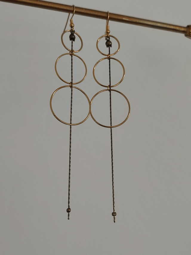 Z- Boucles d'oreilles longues cercles en acier inoxydable doré et chaîne en bronze. Fermoirs en acier inoxydable doré -sans nickel 
