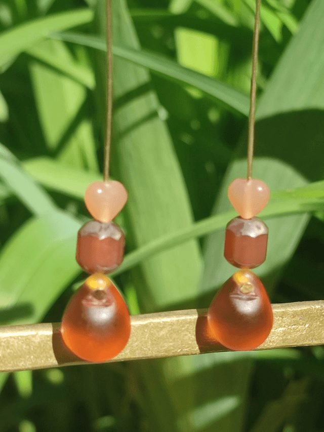 Boucles d'oreilles longues cœur, gouttes &perles en verre sur tige et fermoirs en laiton bronze -sans nickel, pièce unique 