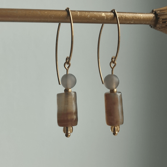 Agate aux jolis reflets de brun ( pierres naturelles)et verre gris mat, acier inoxydable doré -sans nickel, pièce unique 
