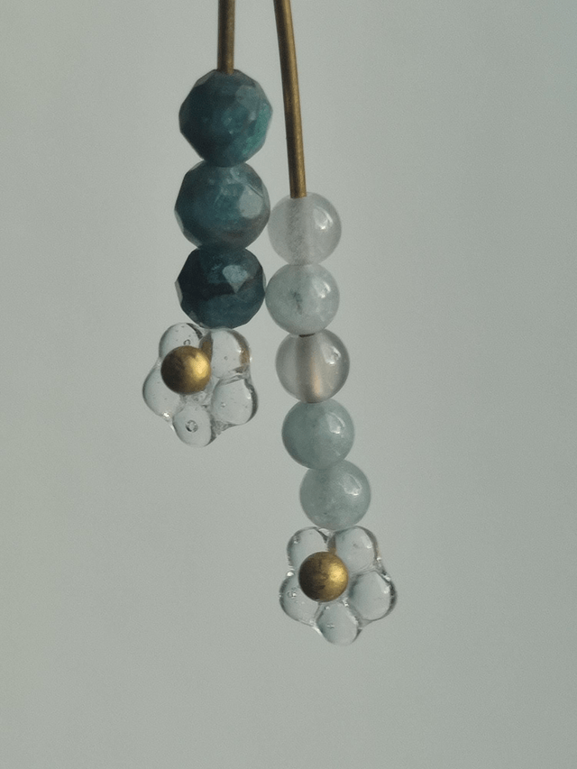 Z-Boucles d'oreilles fleurs en verre transparent, perles aiguë marine et apatite ( pierre naturelle) sans nickel 