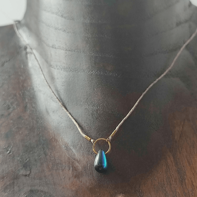 Collier gouttes en verre aux reflets turquoises et noirs, monté sur fil de jade réglable avec chaîne d'extension, pièce unique 