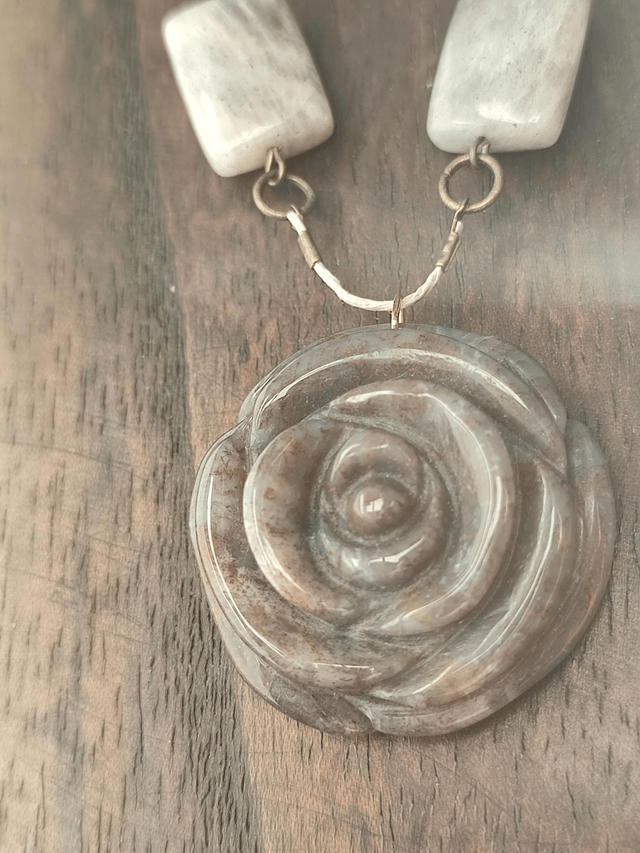 Sautoir fleur en agate et sodalite ( pierres naturelles) monté sur fil de lin réglable, pièce unique 