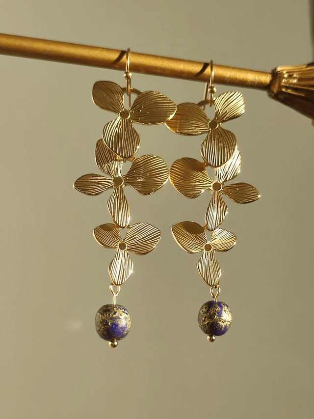 Z- Boucles d'oreilles 3 fleurs dorées et perles violettes & or, fermoirs en acier inoxydable doré -sans nickel- pièce unique 