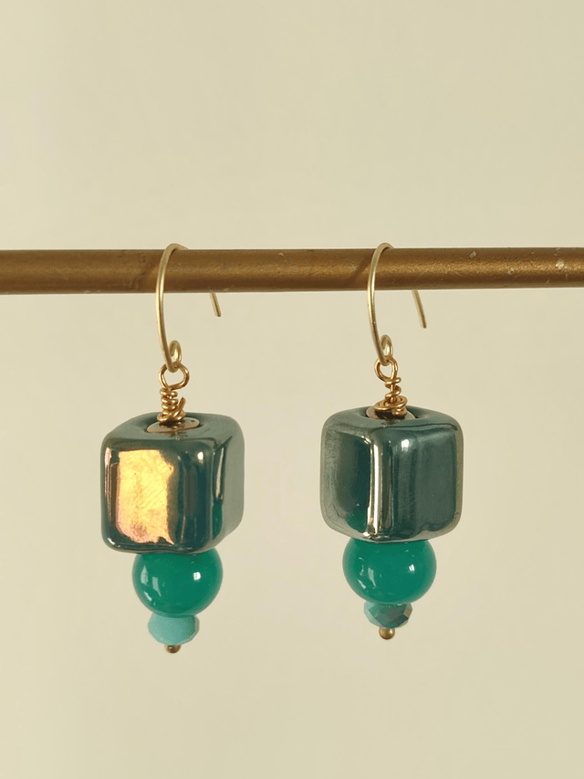 Boucles en céramique Bleu paon et perles de verre, sans nickel, pièce unique 