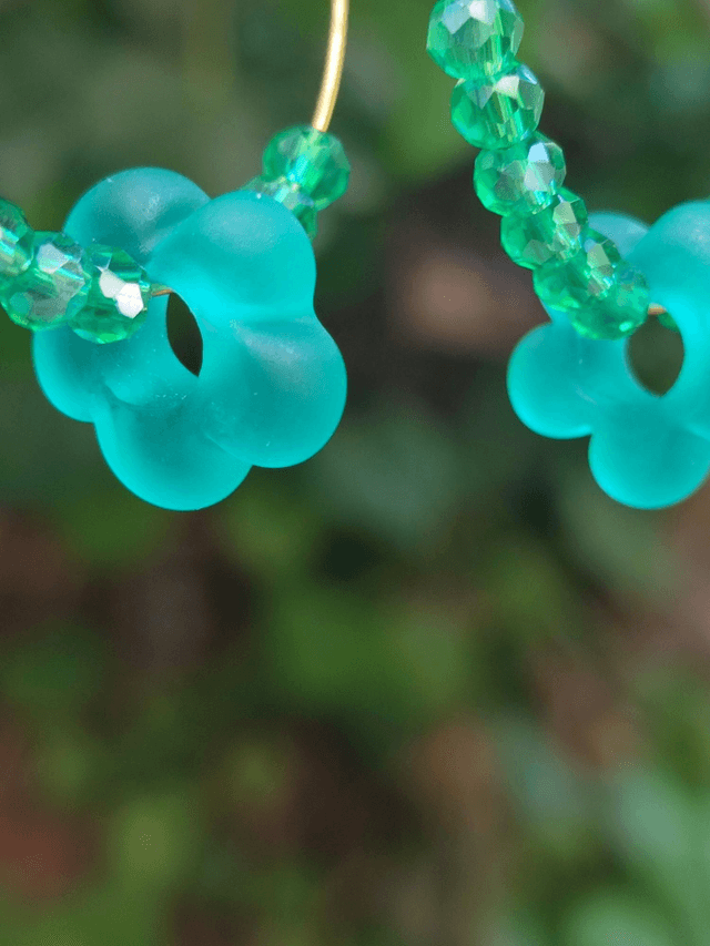 Z-Créoles fleurs en verre mat et perles bleues paon, acier inoxydable doré -sans nickel pièce unique 
