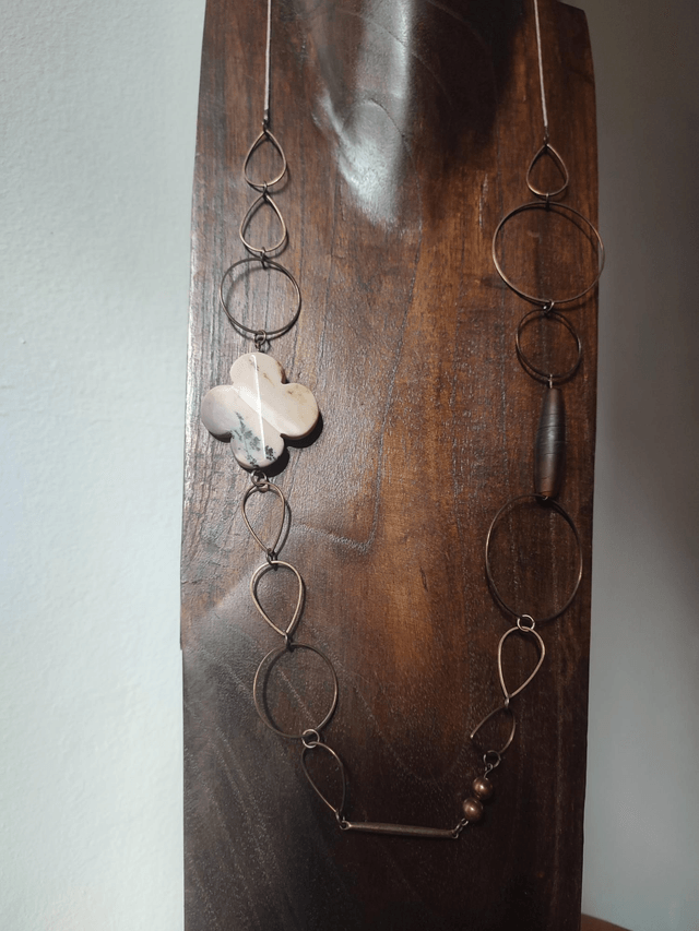 Sautoir fleur en agate ( pierres naturelles), verre mat brun doré,laiton bronze monté sur fil de lin réglable  - pièce unique 