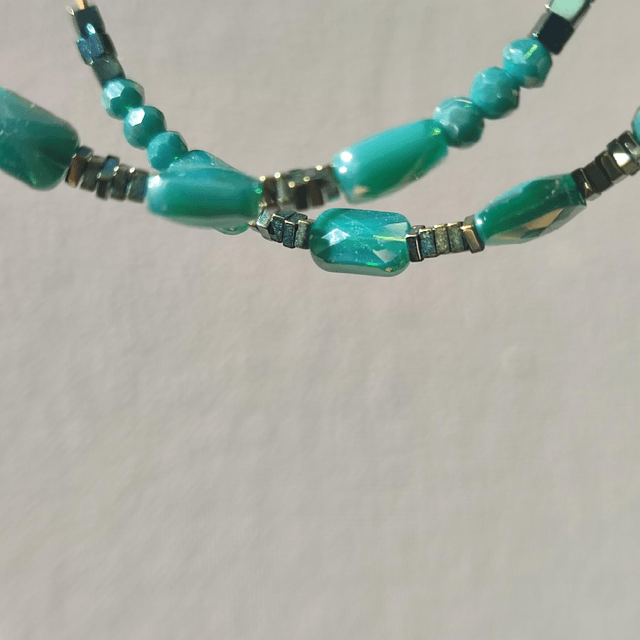Créoles turquoise en verre et hématite ( pierres naturelles), acier inoxydable doré,pièce unique sans nickel 