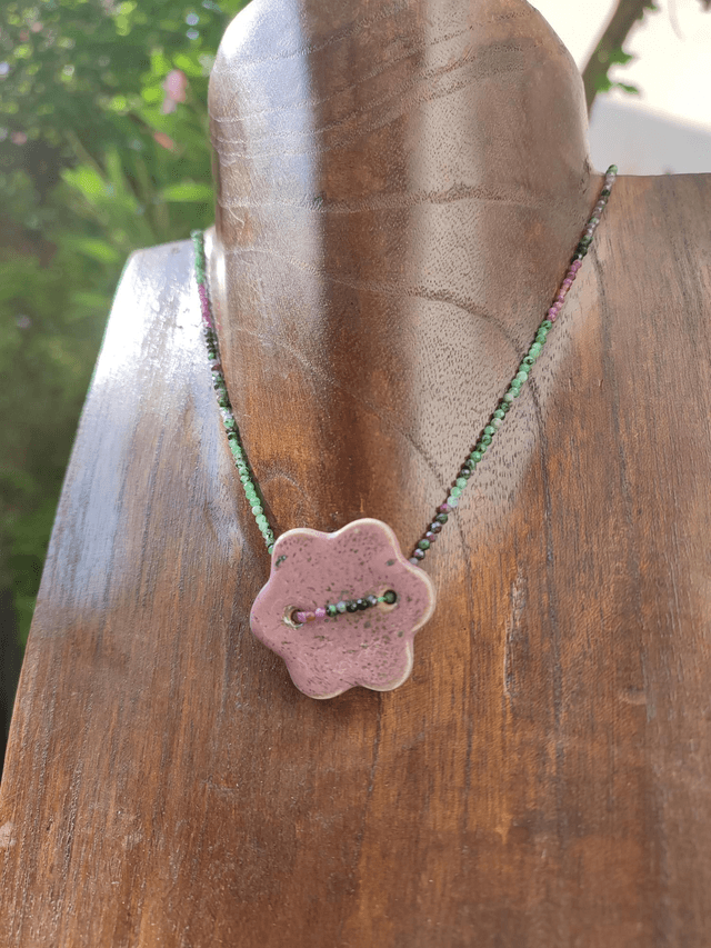 Fleur en céramique" artisanale"& pierres naturelles rubizoisite monté sur fil de lin réglable avec chaîne d'extension - pièce unique 