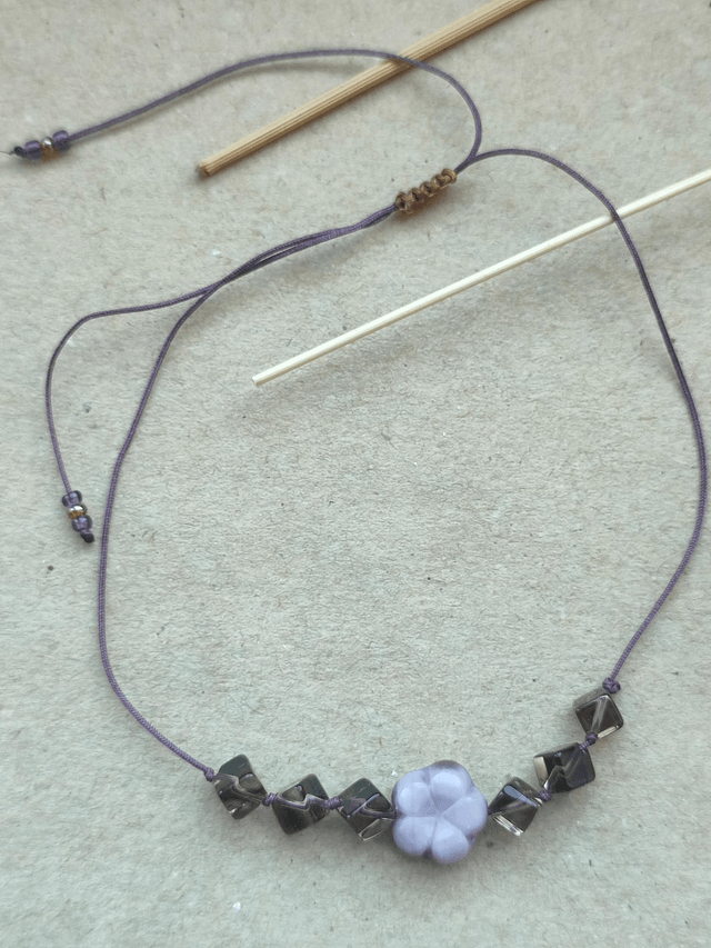 fleurs en verre violine et perle cube en verre fumé, monté sur fil de jade, très résistant et réglable 