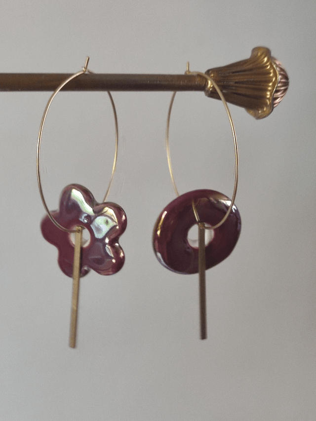 Créoles asymétriques bordeaux en céramique ,tige bronze, créoles en acier inoxydable doré -sans nickel 