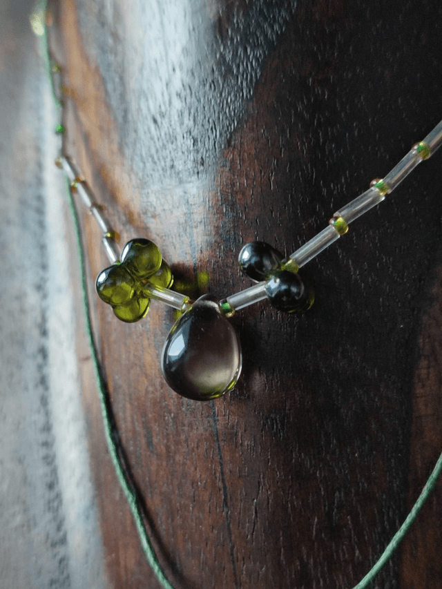 Collier nacre dégradé de vert et goutte en verre monté sur fil de lin avec chaîne d'extension 