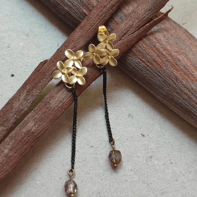 Boucles d'oreilles fleurs et verre aux reflets mordorés, chaîne noire sans nickel, pièce unique 