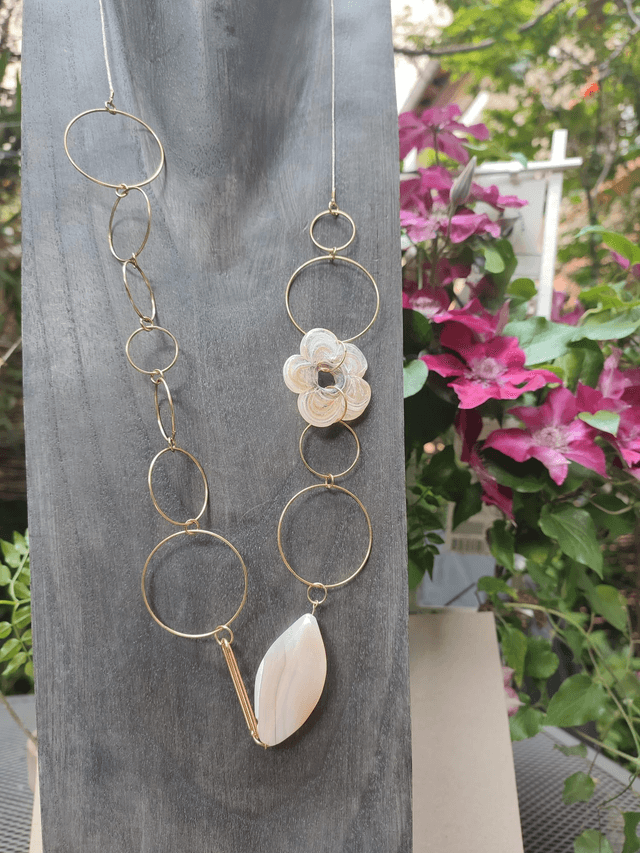 Sautoir fleur en verre de Murano et agate abricot ( pierres naturelles) monté sur fil de lin réglable - pièce unique -