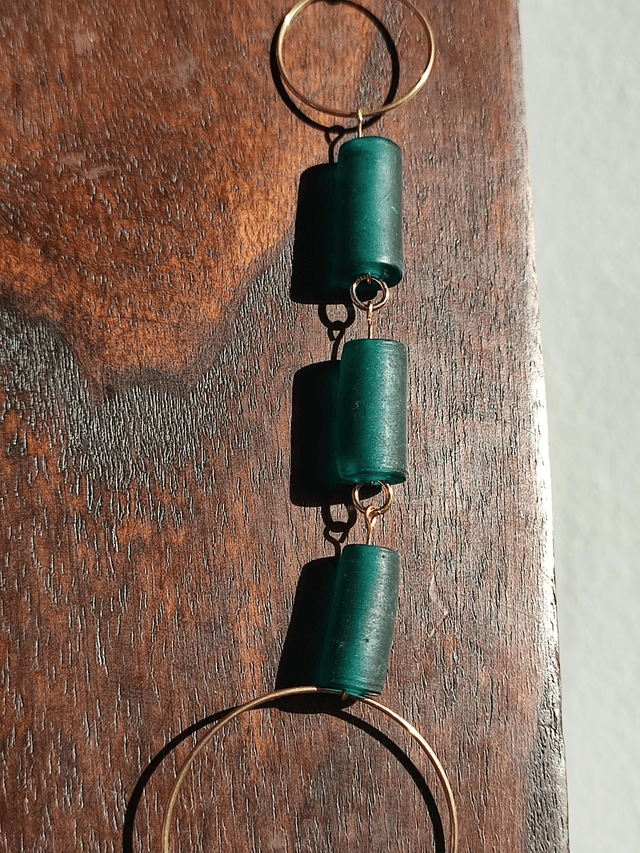 Z-Sautoir en verre et bois bleu- vert, anneaux dorés, monté sur fil de lin réglable, pièce unique 