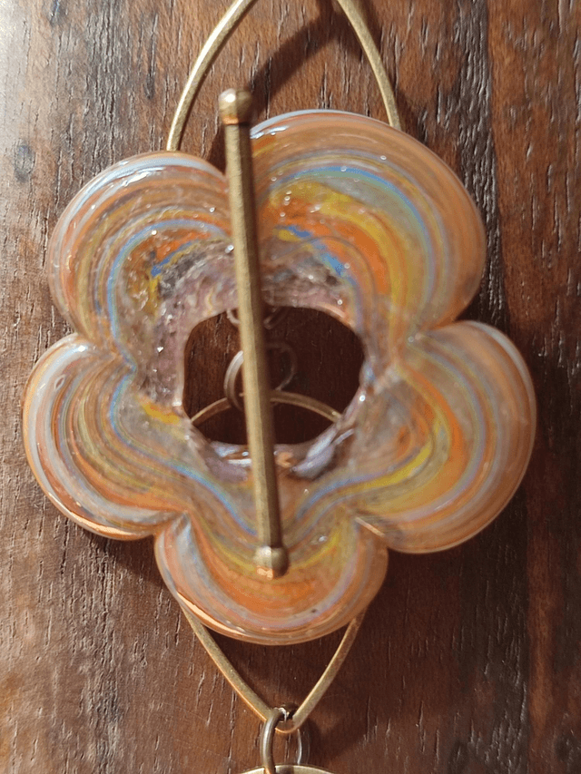 Z- Sautoir fleur en verre de Murano et verre mat anneaux laiton bronze monté sur fil de lin réglable 