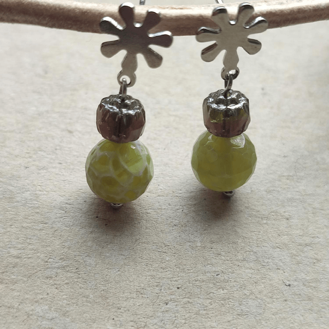 Boucles d'oreilles jade et verre,clou fleur en acier inoxydable argenté, pièce unique, sans nickel 