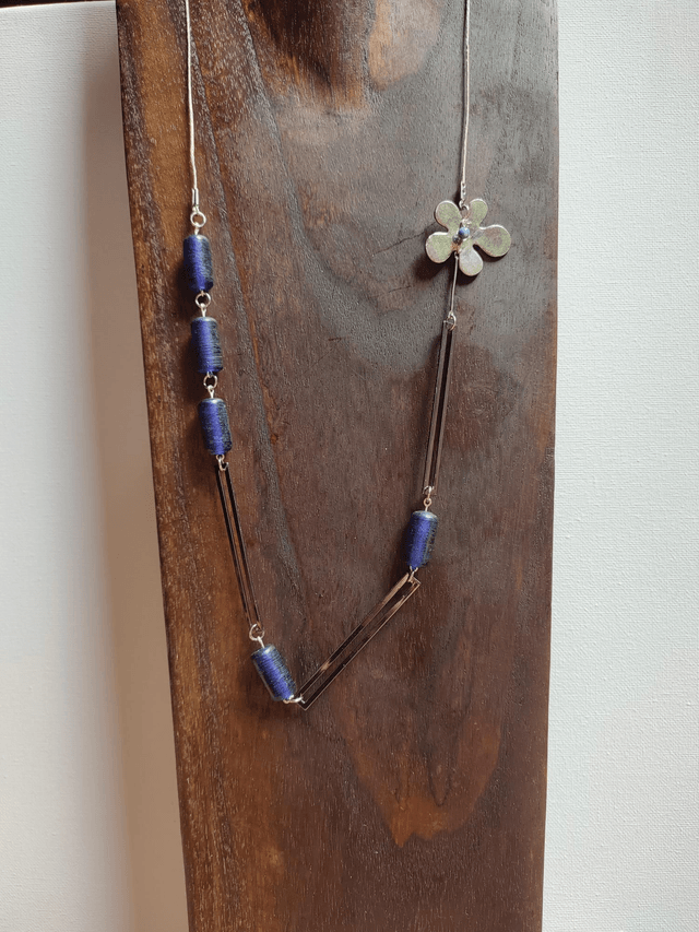Z- Sautoir " couleur argent" verre bleu nuit mat et fleur argentée monté sur fil de lin réglable -pièce unique 