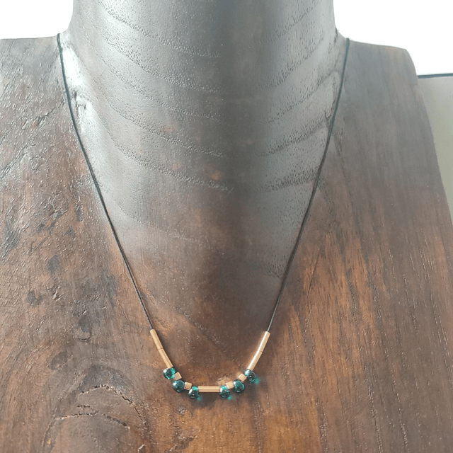 Collier gouttes en verre et hématite doré ( pierres naturelles) monté sur fil de jade noir, réglable avec chaîne d'extension, pièce unique 