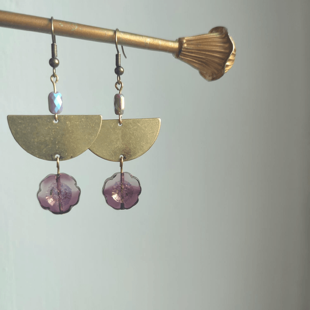Boucles d'oreilles demi cercle et fleurs en verre violine et or , laiton bronze, pièce unique, sans nickel 