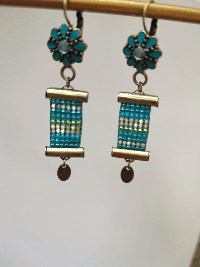 Dormeuses fleurs, bronze et turquoise tissé main sur fil de lin, acier inoxydable, sans nickel, pièce unique 