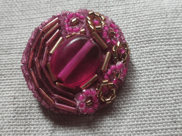 Broche tissée main " petites fleurs roses et or" verre, pièce unique 